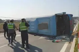 8人受伤！广东汕尾一客车为躲避车辆侧翻，车上多名乘客受轻伤视频封面