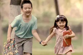 幼儿园放学时，一位女孩妈妈无意中看到的一幕让她惊呆了视频封面