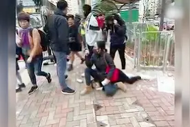 香港学生当街搞破坏被女警锁肩制服 暴徒想上前抢人 警员大声警告视频封面