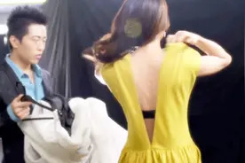 影视：裙子被撕破，美女急忙机智应对，最后登台惊艳全场视频封面