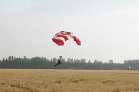 实拍83军特战队1200米武装跳伞视频封面
