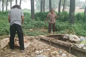 农村76岁老人垃圾堆里捡废品，一天能卖多少钱，说出来能被吓到视频封面