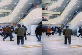 老人独自站在医院大厅，面对医院智能设备不知所措，背影令人心酸视频封面