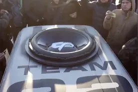 大叔将世界最大低音炮装车顶，开上路嗨翻整条街视频封面