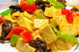 分享最简单的家常菜辣椒炒豆腐，柔软滑爽入味下饭，成本不到5元视频封面