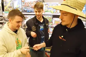 一张不限额的信用卡，随便花随便用，看群众的反应会如何？视频封面