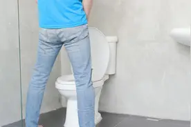 小便特别频繁，经常跑厕所是怎么回事？医生：可能是这3种原因视频封面
