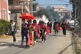 福建一帅哥，娶邻居一家独生女，嫁妆好丰厚，新娘走路就到家了视频封面