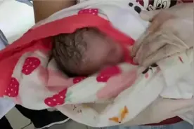 深圳一产妇如厕时将婴儿产入马桶，护士邻居徒手捞出新生儿视频封面