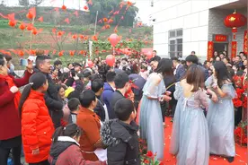 四川农村村花出嫁，12万的彩礼场面隆重，老的小的都来凑热闹视频封面