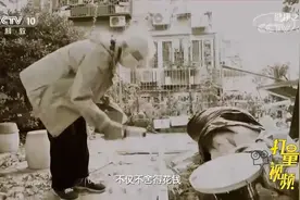为什么老人总爱捡废品？专家分析心理原因，令人心疼|健康之路视频封面