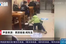 懂事的娃！4岁男孩帮家里餐馆倒垃圾，双手提起4个垃圾桶视频封面