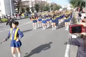 日本中学生阅兵表演，真是花样百出，怎么都不注意排面呢？视频封面