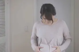 女孩怀孕，肚子变得越来越大，去医院检查，医生却说里面没有孩子视频封面