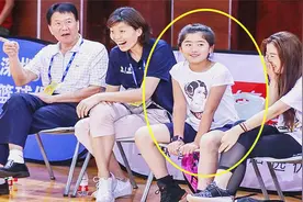 姚明女儿身高失控！10岁身高超成年男性，这身材一点都不像10岁视频封面