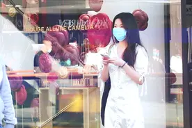 闺蜜相约三里屯，选择黑白互补搭配，经典时尚最吸睛！视频封面