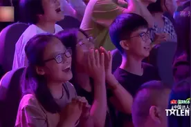 中国达人秀：蔡国庆吓得嘴都圆了，台下观众吓坏了，抱一起了！视频封面