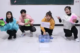 同学们玩“滚滚乐”，没想胖妞运气爆棚被罚100包粘土，太惨了视频封面