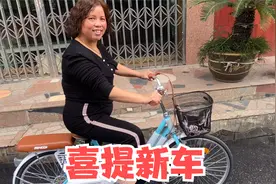 儿子给妈妈买了一辆新车，妈妈开心的像个孩子，这也太容易满足了视频封面