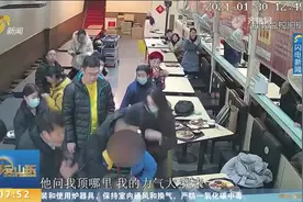 男童吃东西卡住喉咙，省中医研究生用海姆立克法施救，1分钟化险视频封面