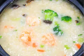 厨师长分享简单家常鲜虾粥，详解熬粥小技巧，不糊锅味道鲜香视频封面