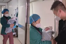 孕妇剖腹产诞下孩子，产房外无一人等待，老公赶来后反应令人炸锅视频封面