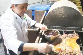 烤全羊正宗做法，香辣过瘾，越嚼越香，这样烤出来，不好吃都难视频封面