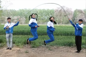短剧：儿时最喜欢玩“跳大绳”了，一根绳子承载了整个童年，怀念视频封面