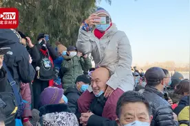 56岁丈夫让妻子骑脖梗打卡颐和园 妻子：我俩经常这样视频封面