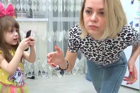 儿童视频：小女孩有一个神奇的遥控器，她竟然把妈妈给暂停了视频封面