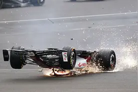F1英国站中国车手周冠宇卷入严重事故 凌晨发照片“报平安”视频封面