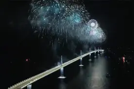 盼了300年！克罗地亚搞盛大庆典迎跨海大桥通车：飞机跑车烟花秀视频封面
