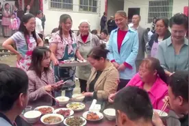 贵州姑娘出嫁，新娘发烟道谢，有的人她都不知道叫啥，照样给她钱视频封面