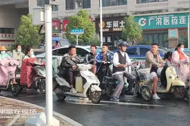 骑电动车须戴头盔？淮安交规执行第一天，早高峰随拍这个要道口视频封面