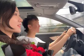女生陪着男友从电动车后座换到汽车副驾，网友：爱情该有的样子！视频封面