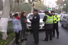 交通：骑电动车帽子挡了视线，被撞后还理直气壮？下秒判你全责视频封面