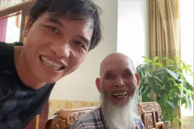 炮哥去许华升家找酒神喝酒，小伙差点爬回去，老爷爷酒量太惊人了视频封面