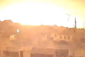 乌克兰尼古拉耶夫市发生剧烈爆炸：冲击波震碎玻璃 火光照亮夜空视频封面