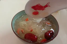 银耳煮出来发脆不出胶？看看甜品店用的小窍门，煮的时间短出胶多视频封面