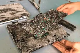 牛人在垃圾堆捡到笔记本电脑，拿回家清洗翻新后，没想到还能用视频封面