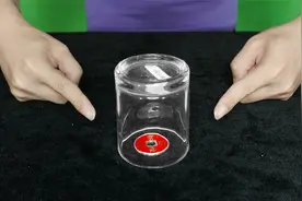 高手10分钟都猜不到？不能碰杯子和硬币，如何取出红色硬币？视频封面