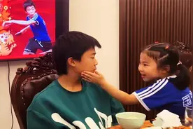 王楠儿子郭麟12岁生日，6岁笑笑拍哥哥的脸，祝福话语逗笑全场！视频封面