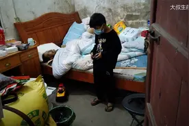 父亲奄奄一息，他却把玩具车开进了房间，连刮胡子都要再三督促视频封面