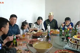 东北农村过生日12个菜？20多儿孙来祝寿，都喝嗨啦！视频封面