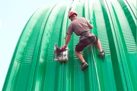 实拍彩钢拱形仓库的建造，第一次见这种整体结构的，这够结实吗？视频封面