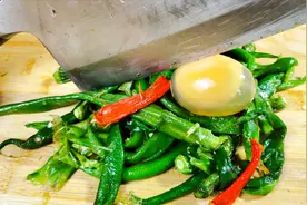 青椒和皮蛋的绝配做法，能下几碗饭的青椒皮蛋酱视频封面