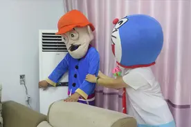 美少女战士：天气热光头强跟小叮当抢空调，空调温度调多少合适？视频封面