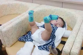 小宝宝拉粑粑，两只脚一直举高不肯放下，这模样太逗了视频封面