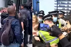 英国抗议者冲击电视台大楼，主持人被追赶，2周前BBC大楼曾被冲击视频封面