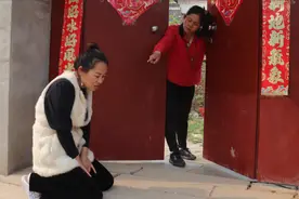 婆婆太强势，结婚当天让儿媳在门外跪一夜，儿子醒来后精彩了视频封面
